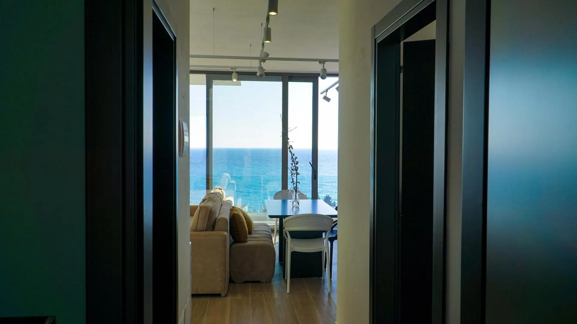 Luxury Sea View Apartment With Private Beach Just A Few Steps From The Center Palasë