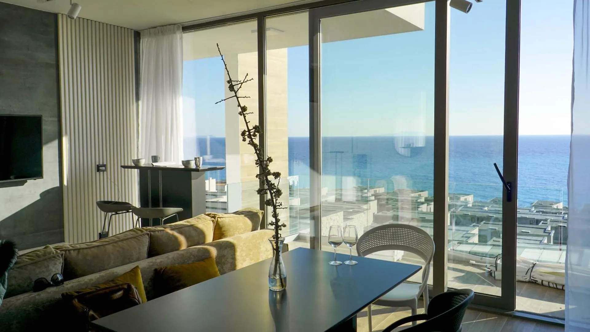 Luxury Sea View Apartment With Private Beach Just A Few Steps From The Center Palasë